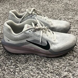 Nike Women's Winflo 11
